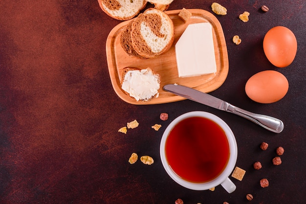 Desayuno sabroso y útil con copos, leche, nueces y frutas secas.