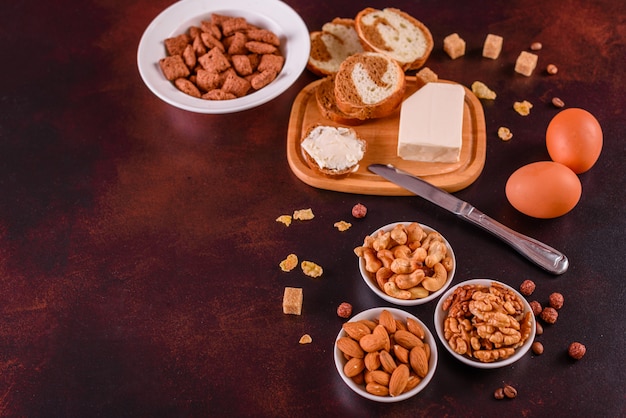 Desayuno sabroso y útil con copos, leche, nueces y frutas secas.