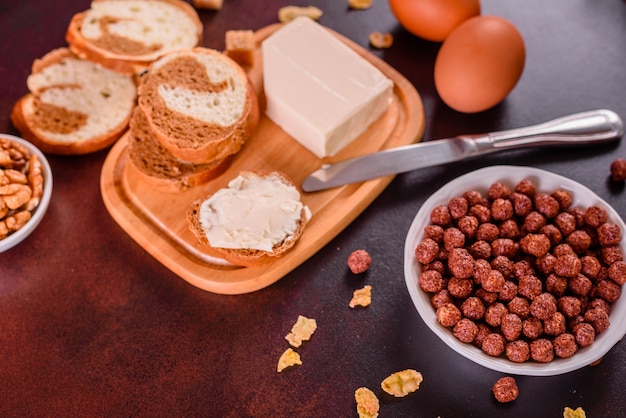 Desayuno sabroso y útil con copos, leche, nueces y frutas secas.