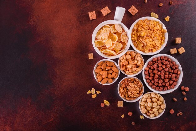 Desayuno sabroso y útil con copos, leche, nueces y frutas secas.