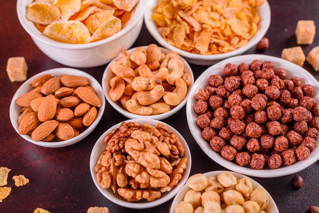 Desayuno sabroso y útil con copos, leche, nueces y frutas secas.