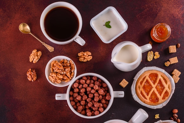 Desayuno sabroso y útil con copos, leche, nueces y frutas secas.