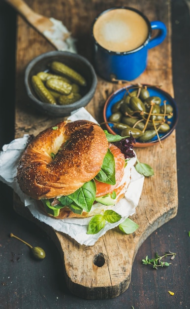 Desayuno con salmón, aguacate, queso crema, albahaca, bagel, espresso, café, alcaparras.