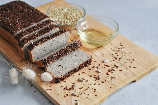 Foto desayuno saludable y adecuado. pan casero en masa madre de alforfón verde con semillas de lino, girasol.