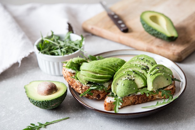 Desayuno saludable con aguacate y deliciosas tostadas de trigo integral. Rebanadas de aguacate sobre pan tostado con especias. cocina mexicana