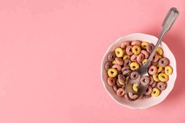 Desayuno saludable con anillos de grano de colores y cuchara