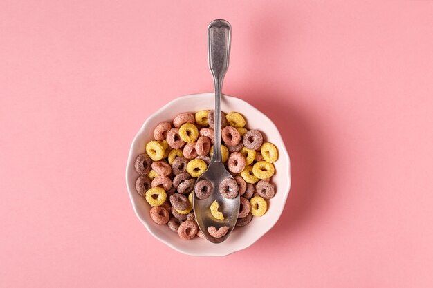 Foto desayuno saludable con anillos de granos de colores