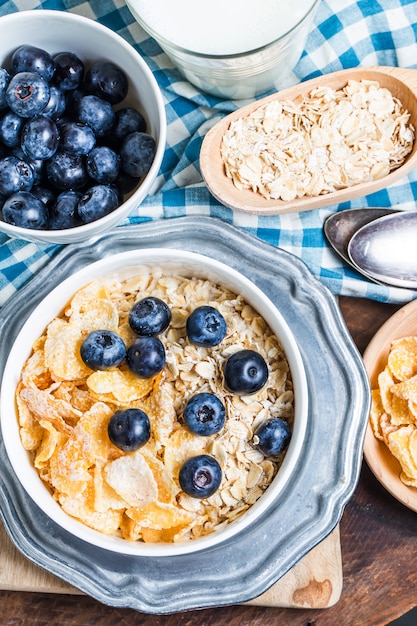 Desayuno saludable con arándanos y cereales
