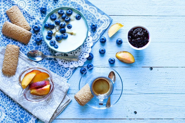 Desayuno saludable con arándanos y yogurt de plátano