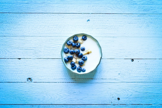 Foto desayuno saludable con arándanos y yogurt de plátano