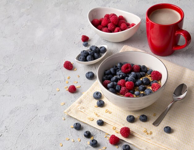 Desayuno saludable con avena, café y bayas.