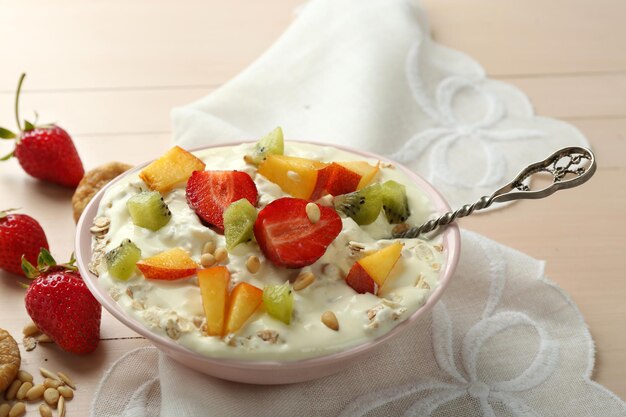 Desayuno saludable con avena casera de cerca