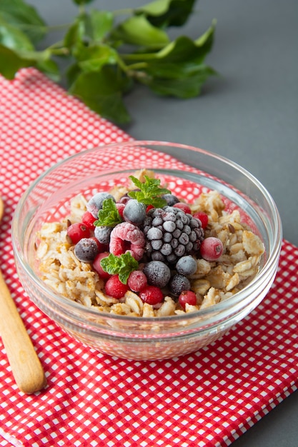 Desayuno saludable con avena, moras y menta. gachas de avena con frutas.