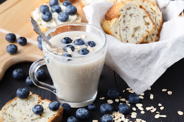 Desayuno saludable: avena durante la noche con arándanos frescos en un frasco de vidrio