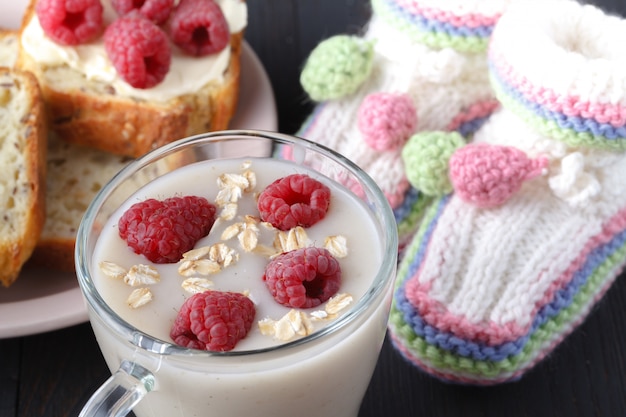 Desayuno saludable: avena durante la noche con arándanos frescos en un frasco de vidrio