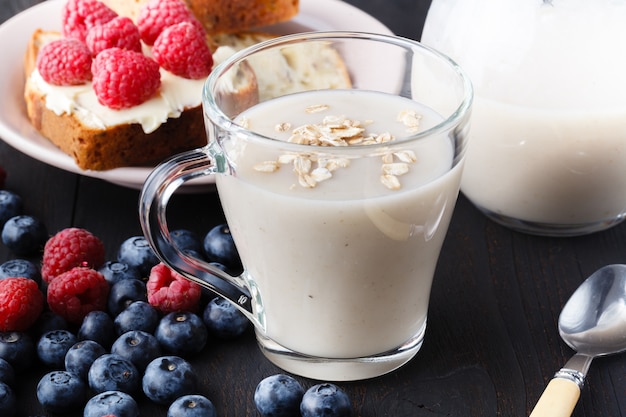 Desayuno saludable: avena durante la noche con arándanos frescos en un frasco de vidrio