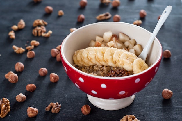 Desayuno saludable, avena, plátano, pera, miel, semillas de lino, semillas de chía