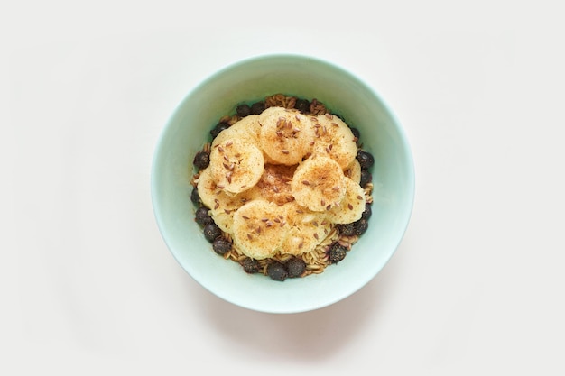 Desayuno saludable Avena con plátano y semillas de lino en un tazón