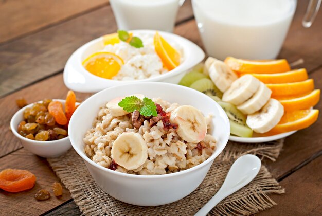 Desayuno saludable avena, queso casero, leche y frutas