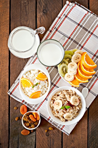 Desayuno saludable avena, queso casero, leche y frutas