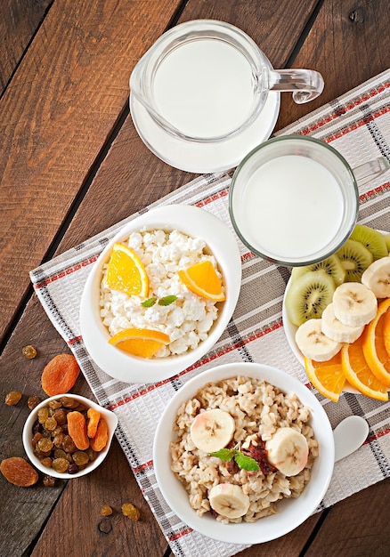 Desayuno saludable avena, queso casero, leche y frutas