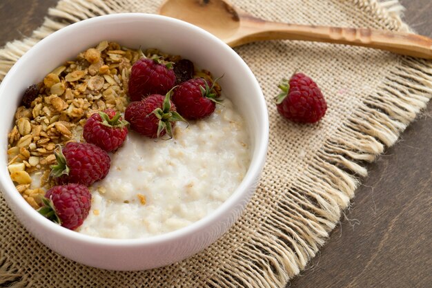 Desayuno saludable. Avena en un tazón blanco