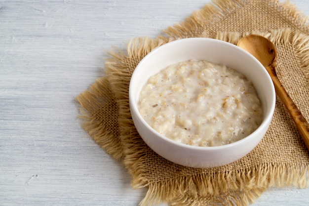 Desayuno saludable. Avena en un tazón blanco