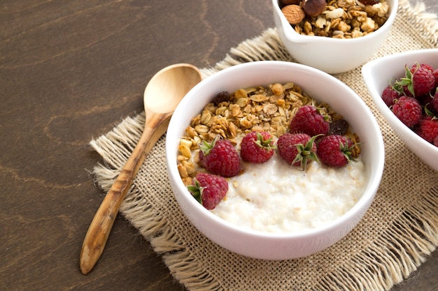 Desayuno saludable. Avena en un tazón blanco