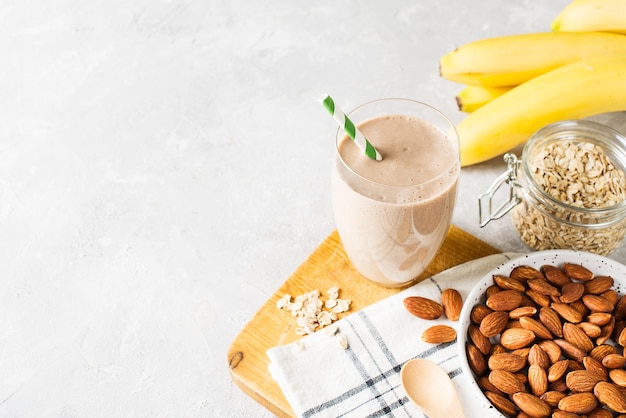 Desayuno saludable batido de plátano avena leche de almendras en blanco