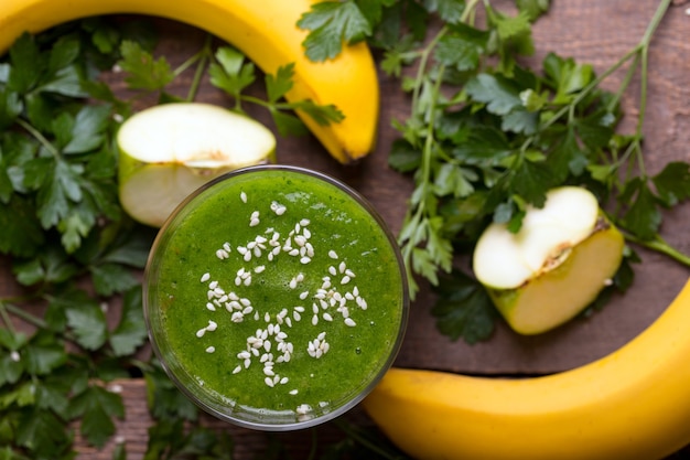 Desayuno saludable: batidos de perejil, manzana y plátano. alimentos crudos y vegetarianismo