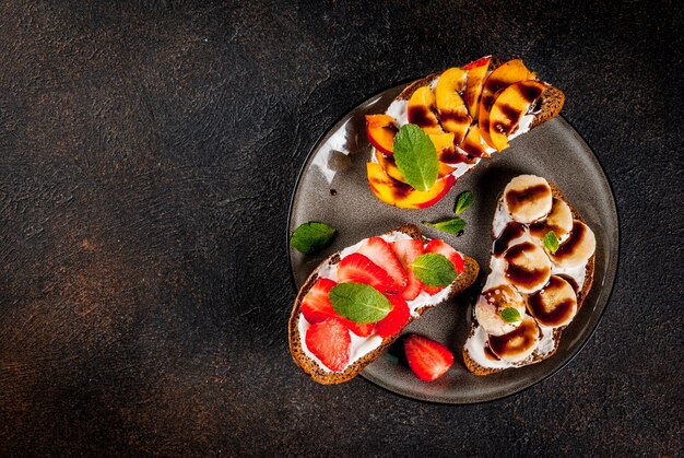 Desayuno saludable, bocadillos de pan tostado de centeno con frutas y bayas