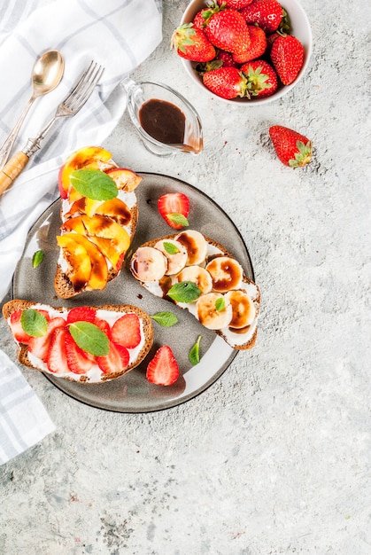 Desayuno saludable, bocadillos de pan tostado de centeno con frutas y bayas