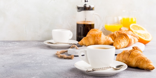 Desayuno saludable con café y cruasanes.