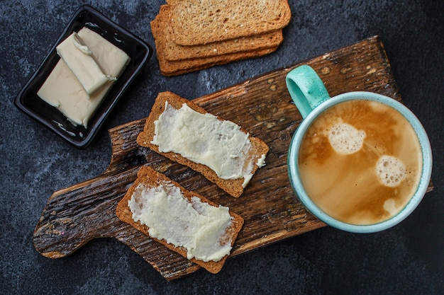 desayuno saludable café y sandwich