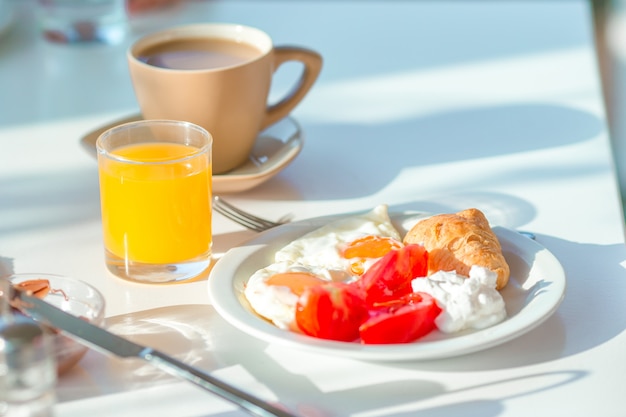 Desayuno saludable en cafetería al aire libre