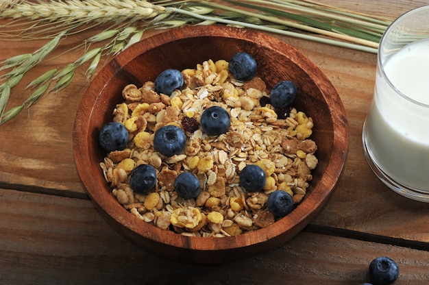 Desayuno saludable con cereales con arándanos en un tazón de madera