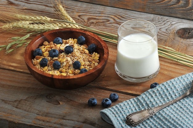 Desayuno saludable con cereales con arándanos en un tazón de madera