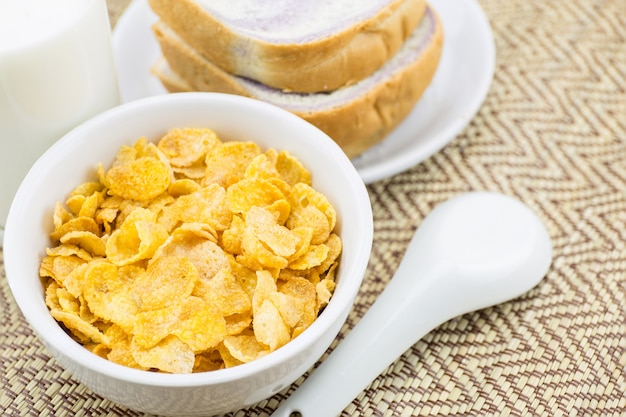 desayuno saludable: cereales con leche y pan