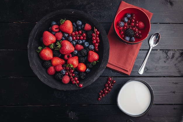 Desayuno saludable comiendo una mezcla de bayas frescas crudas frutas