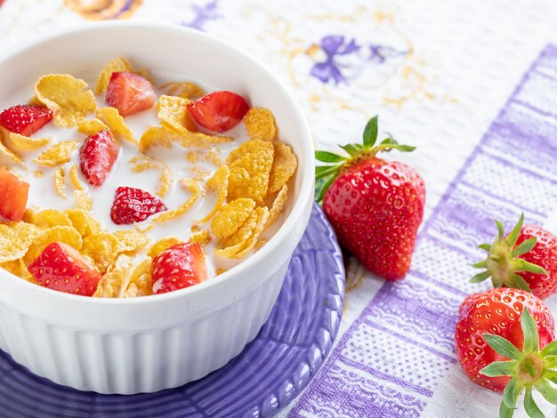 Desayuno saludable copos de maíz y fresas con leche