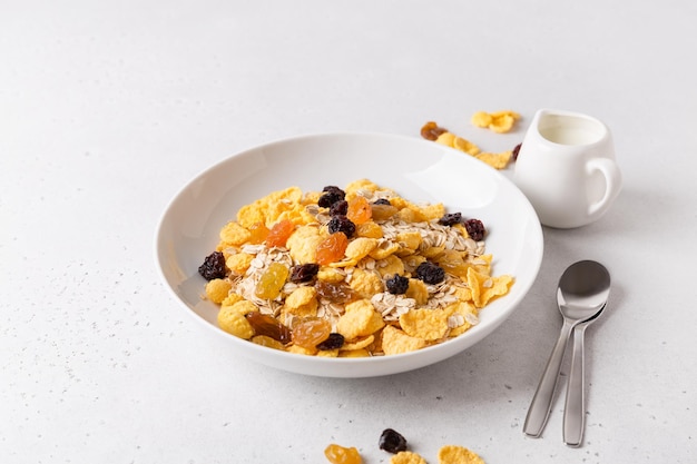 Desayuno saludable, cultura dietética. Granola fresca, muesli con pasas. copia espacio