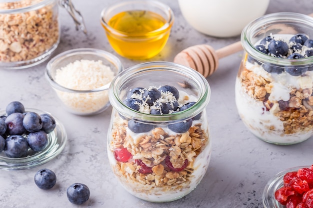 Desayuno saludable: frascos de avena en hojuelas de vidrio con fruta fresca