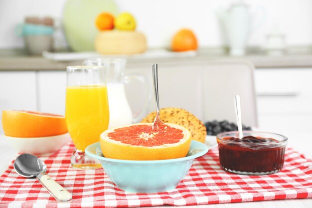 Desayuno saludable con frutas y bayas en la mesa de la cocina