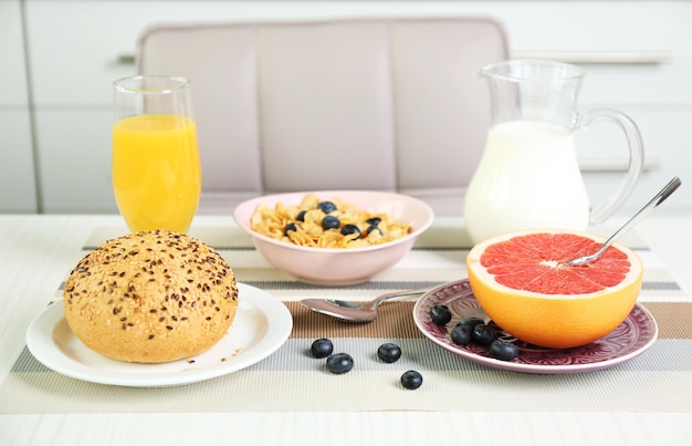 Desayuno saludable con frutas y bayas en la mesa de la cocina