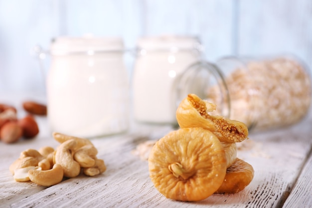 Desayuno saludable con frutos secos y nueces en la mesa de madera de color