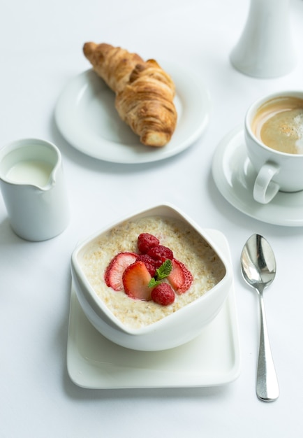 Desayuno saludable con gachas de avena y bayas frescas. Salud y dieta.