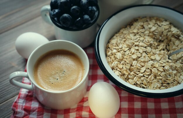 Un desayuno saludable Gachas de avena Huevo hervido Leche Bayas frescas y café Un gran comienzo para un nuevo día