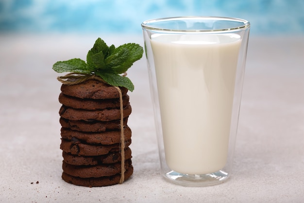 Desayuno saludable con galletas de avena y leche. Nutrición adecuada, dieta.