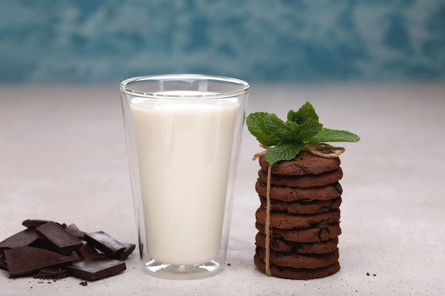 Desayuno saludable con galletas de avena y leche. Nutrición adecuada, dieta.