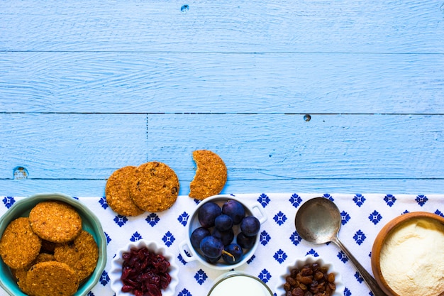 Desayuno saludable con galletas de cereales.